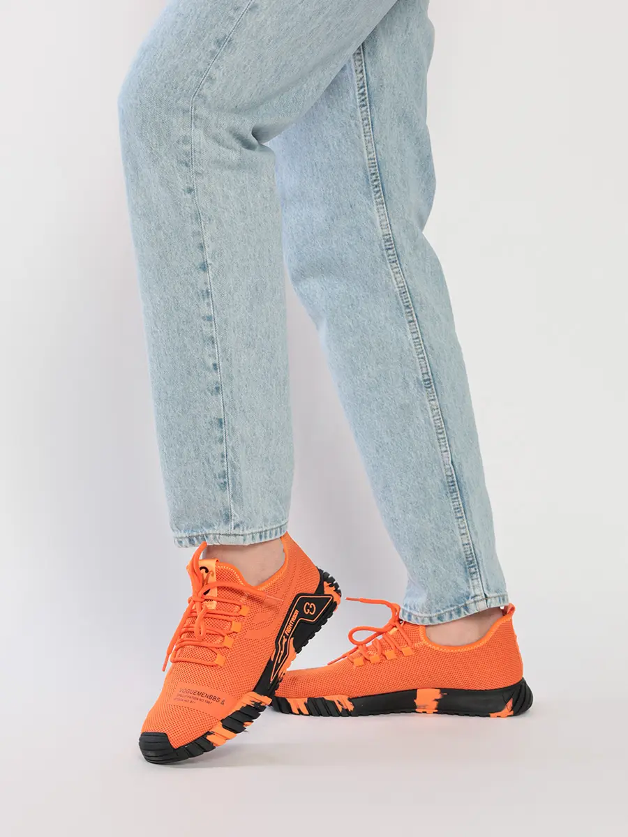 Кроссовки оранжевого цвета с рельефным протектором
